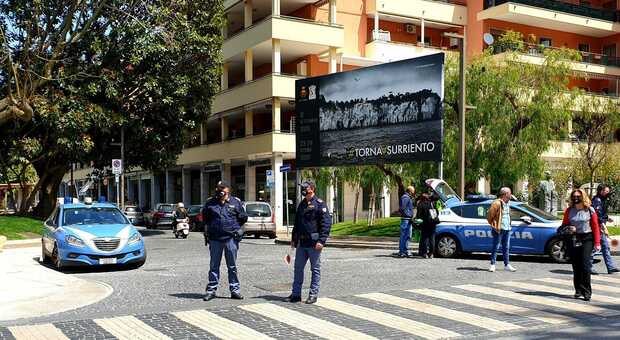Sorrento, hotel in fiamme a Marina Grande: i poliziotti domano l'incendio