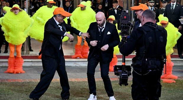 John Travolta balla con Amadeus e Fiorello a Sanremo 2024, il siparietto non convince i social: «Gli hanno dato mezzo milione per questo»