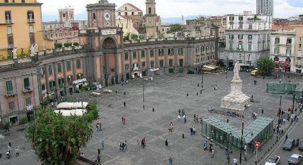 Napoli, piazza Dante affollata da bancarelle «europee»
