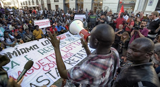 Ambulante morto a Roma, sit-in di protesta dei senegalesi: "La giustizia non ha colori"