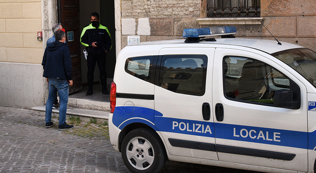 La polizia locale davanti all'istituto Olivetti