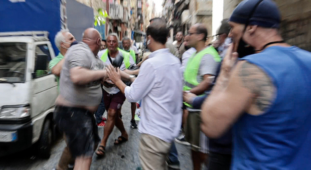 Comunali a Napoli, Manfredi contestato ai Quartieri Spagnoli: sfiorato il contatto con i sostenitori di Maresca