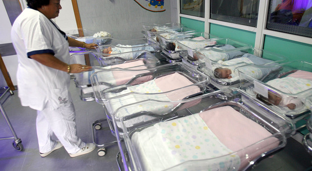 La nursery di un ospedale pediatrico. Le culle si stanno svuotando