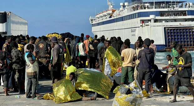 Lampedusa, cosa sta succedendo? Sbarchi di migranti record, hotspot al collasso, stato di emergenza