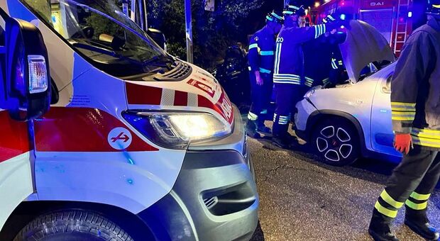Ancona, mancata precedenza all'incrocio, le auto si scontrano e una finisce contro i paletti: feriti un uomo e una donna
