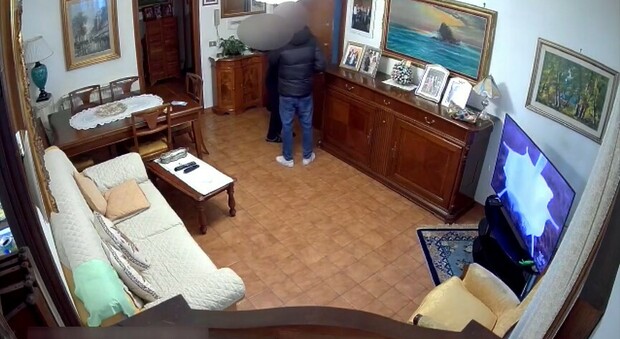 Una truffa ad anziani ripresa da una telecamera in casa