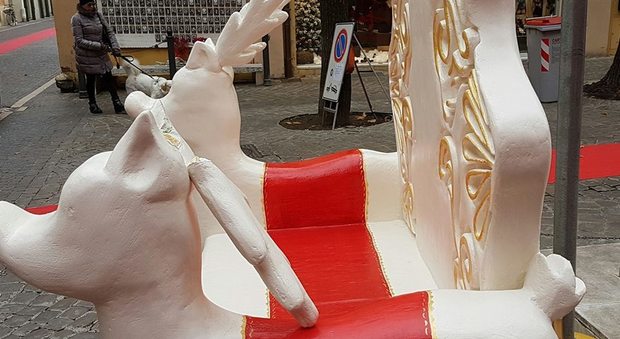 Pesaro, danneggiato in centro trono di Babbo Natale: sdegno sui social