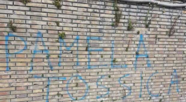 Macerata, scritta vergognosa contro Pamela compare sul muro di una scuola