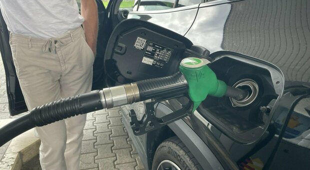 Benzina, aumentano i prezzi: ecco le differenze tra self service e servito, cala il gasolio