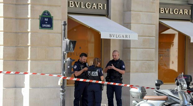 Parigi, rapinata gioielleria Bulgari: bottino da 10 milioni di euro, i ladri in fuga travolgono un poliziotto