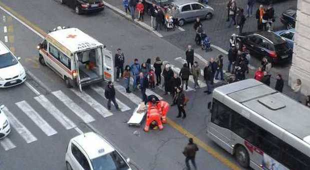Roma, donna travolta da una minicar davanti a decine di passanti: è grave