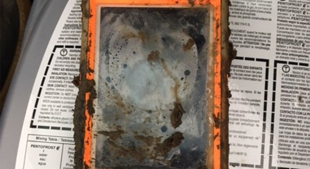 Usa, gli cade l'iPhone in un lago ghiacciato: lo ritrova dopo un anno funzionante