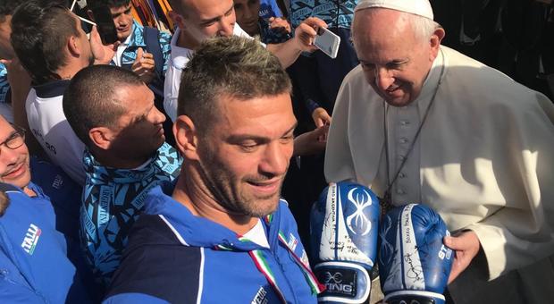 Clemente Russo dona i guantoni azzurri a Papa Francesco
