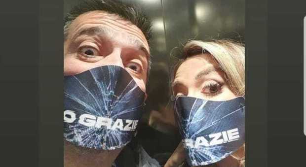 Diletta Leotta con la maschera in sostegno di Junior Cally: «No grazie»