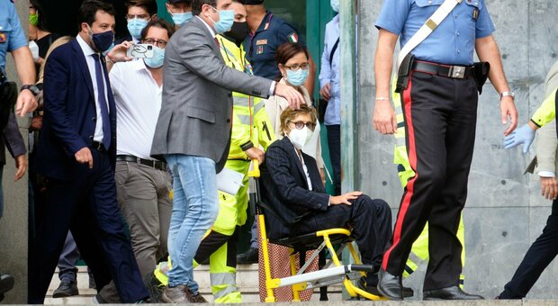 Giulia Bongiorno, incidente durante il processo Gregoretti: esce dal tribunale in sedia a rotelle. Salvini: «Colpita da una lastra di marmo, è surreale»