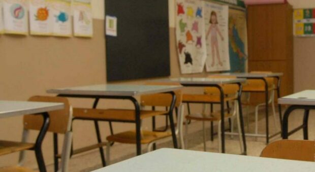 Porto Cesareo, il Comune anticipa la chiusura delle scuole: troppi positivi. A Lecce contagiata l'operatrice di una Rsa