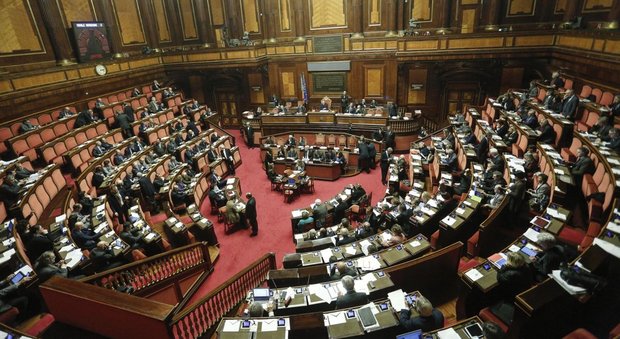 Salva-banche, Renzi in Senato: «Non guardiamo ad amici, il conflitto d'interessi della Boschi non esiste»