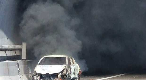 Auto in fiamme sull'A2: traffico bloccato e paura per gli automobilisti