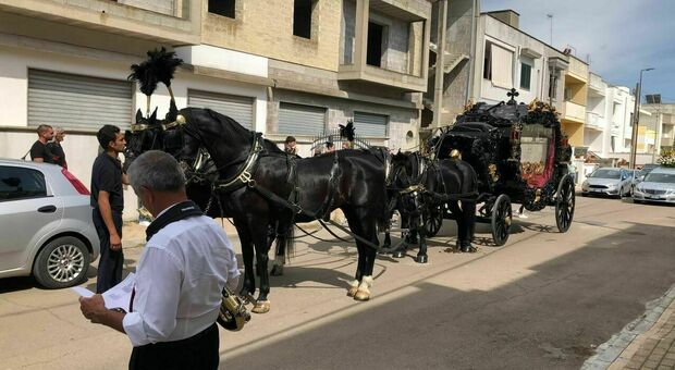 Funerale con carrozza e quattro cavalli neri: l'ultimo saluto che blocca un paese intero