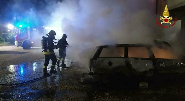 Fermo, notte di fuoco a Lido Tre Archi, auto distrutta dall'incendio e altre due danneggiate: giallo sulle cause