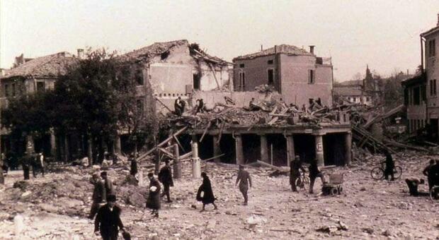 Bombardamento su Treviso, l'anniversario degli 80 anni: la cerimonia con i rintocchi e le Frecce Tricolori. «È una ferita profonda per i trevigiani, mai dimenticare»