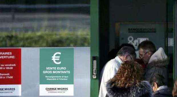 Svizzera, si sgancia dall'euro: la banca centrale abolisce il tetto del cambio con la moneta unica