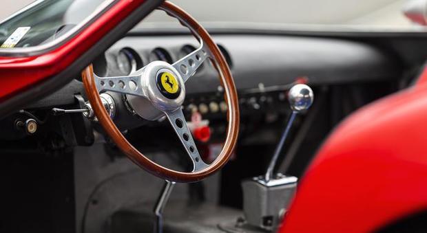 «Voglio provare questa Ferrari»: il venditore gli cede il volante e lui scappa