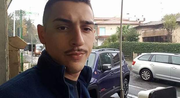 immagine Ciampino, 26enne morto in officina, gli amici in moto al funerale: «Il suo idolo era Valentino Rossi»