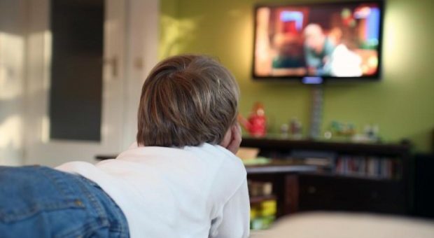 La tv in camera da letto dei bambini fa ingrassare, soprattutto le femmine
