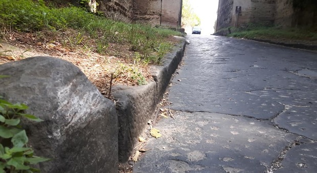 Arco Felice Vecchio: graffi e strisciate sull’ antica strada romana.