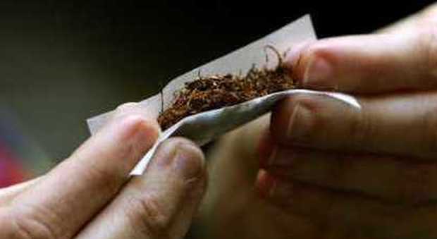 Decreto fiscale, la nuova tassa su filtri e cartine «salva» le sigarette elettroniche