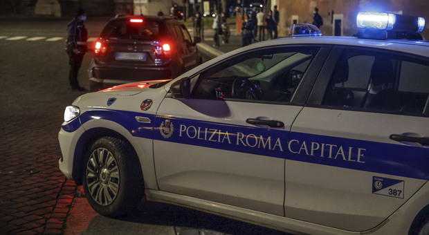 Roma, calci e pugni ad automobilisti e passanti in centro: denunciati un uomo e una donna