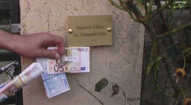 Blitz dei Forconi a Cinto: lancio soldi falsi nella villa di Galan