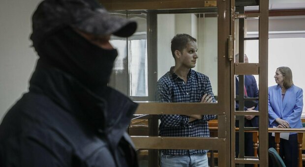 Giornalista americano arrestato per spionaggio in Russia, prima apparizione in tribunale. L'ambasciatrice Tracy: «Gershkovich rimane forte»