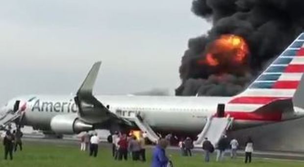 Chicago, aereo di linea con ala in fiamme durante il rullaggio: 161 passeggeri evacuati, 9 feriti