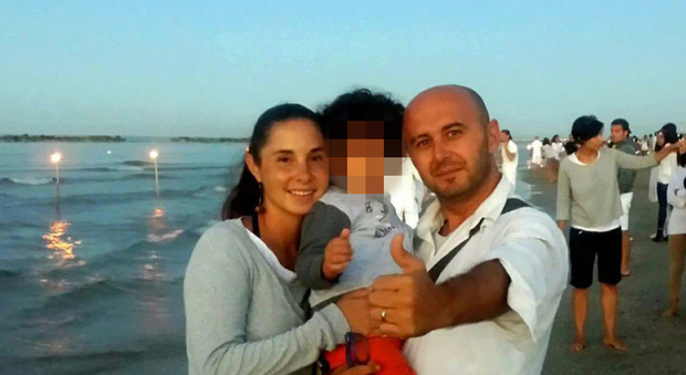 Pesaro, la moglie fugge in Messico col figlioletto di 4 anni: «Aiutatemi»