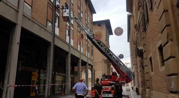 La municipale e i vigili del fuoco al lavoro in via San Francesco