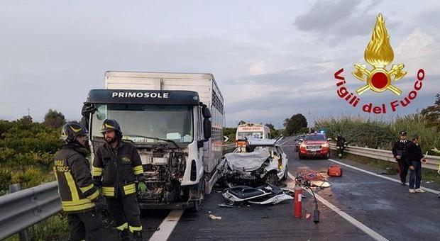 Incidente frontale tra auto e camion dopo un sorpasso nel Siracusano: muoiono due donne e un uomo