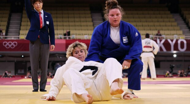 Judo, l'abbraccio tra l'atleta saudita e israeliana che spegne le polemiche