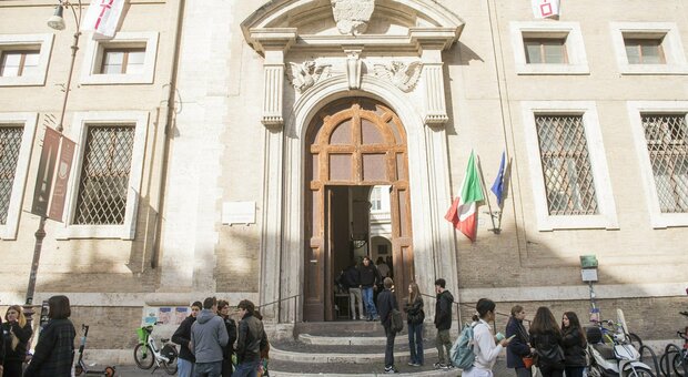Lazio presidi, il provveditore proroga i mandati: fino a nove anni nella stessa scuola