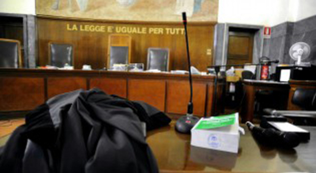 Anziano manager bacia la segretaria 30enne: condanna a 10 mesi di carcere e 10.000 euro di multa