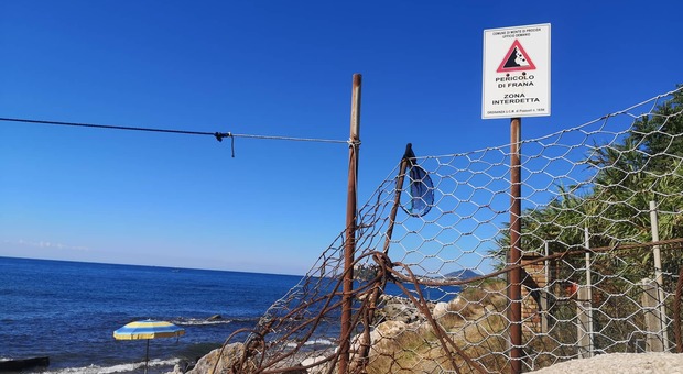 Monte di Procida, la spiaggia di Santolillo interdetta per pericolo crolli ma i bagnanti non si fermano