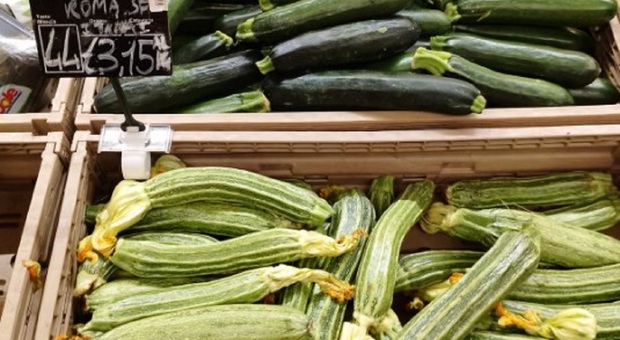 Carovita, anche nella Tuscia continua la corsa dei prezzi: boom per frutta e verdura