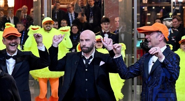 Sanremo, John Travolta balla a malincuore con Fiorello e Amadeus la "Qua qua dance". Ma rifiuta il cappello da paperotto