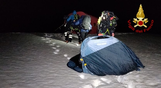 Marito e moglie bloccati nella neve per tutta la notte: sotto la tendina a 2mila metri con il loro cagnolino