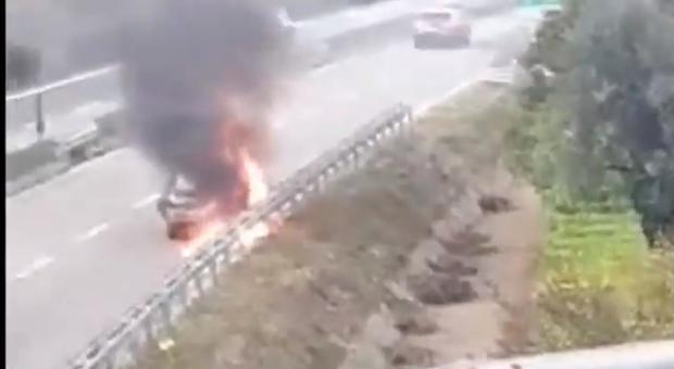 Monovolume a fuoco sul raccordo Avellino-Salerno, paura e traffico in tilt
