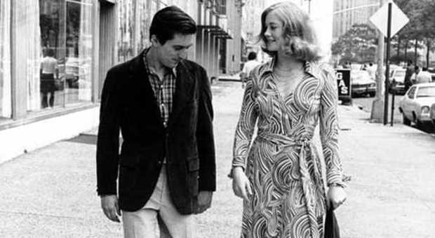Cybill Shepherd indossa un wrap dress accanto a Robert De Niro in Taxi Driver
