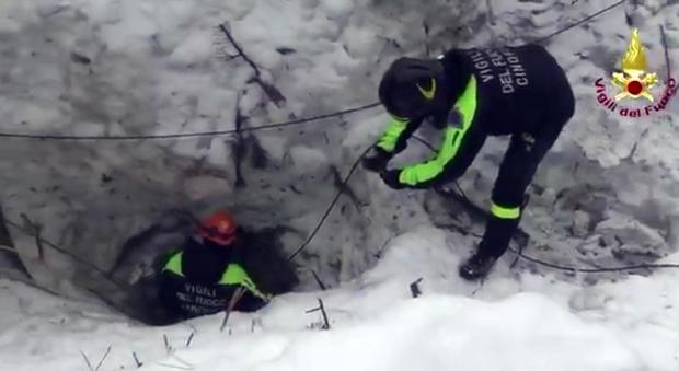 Rigopiano, prime autopsie sulle vittime: «Morti sepolti dalla neve»