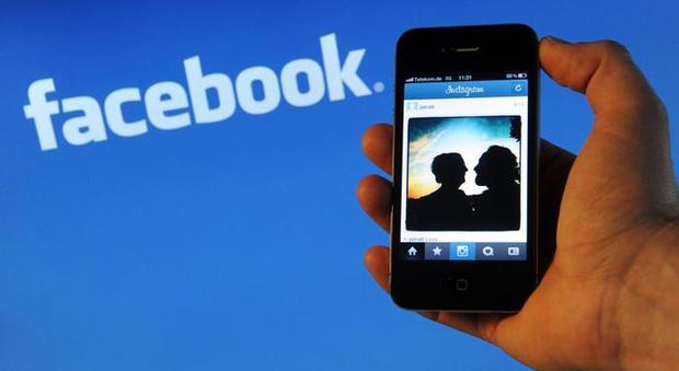 «Facebook down, impossibile pubblicare post sul social»: su Twitter le segnalazioni degli utenti