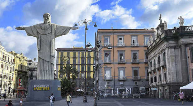 Napoli, nel centro storico compare il Cristo redentore di Rio